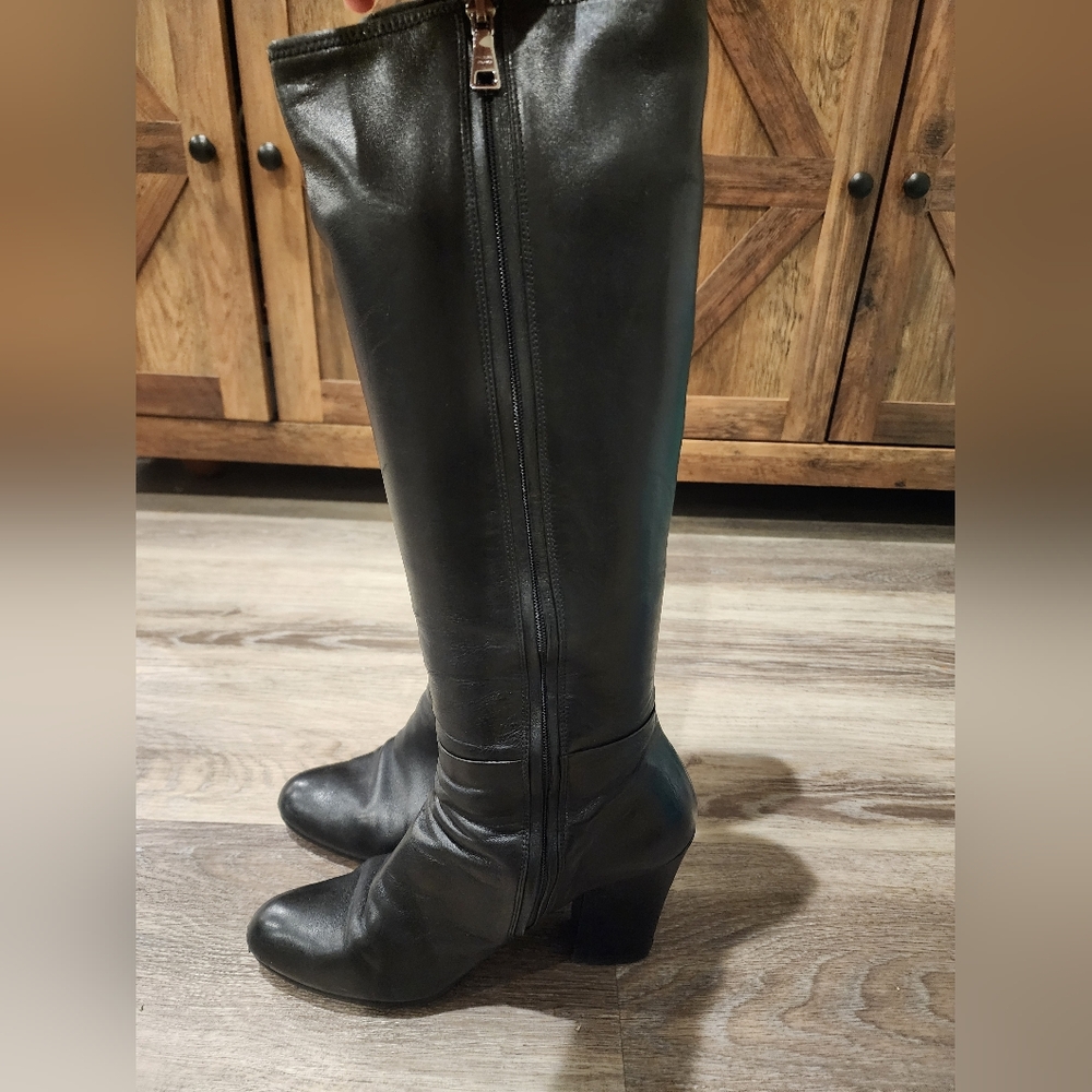 Prada Black Leather Heeled Boots with Pointed Toe - Picture 6 of 12